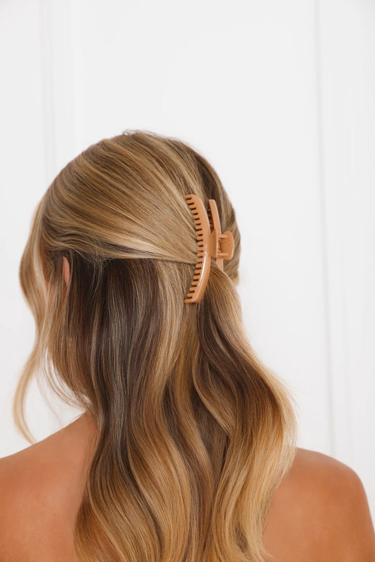 Shiny Midi Hold Everything Claw Light Brown